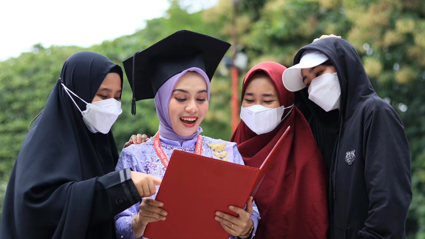 rayakan-wisudah-dengan-teman-dekat